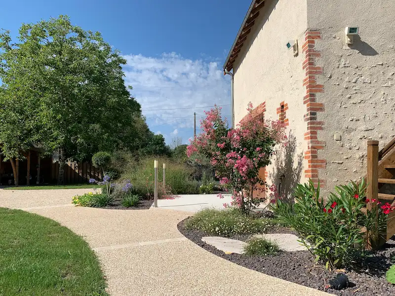 Allée de jardin près d’une maison rustique fleurie
