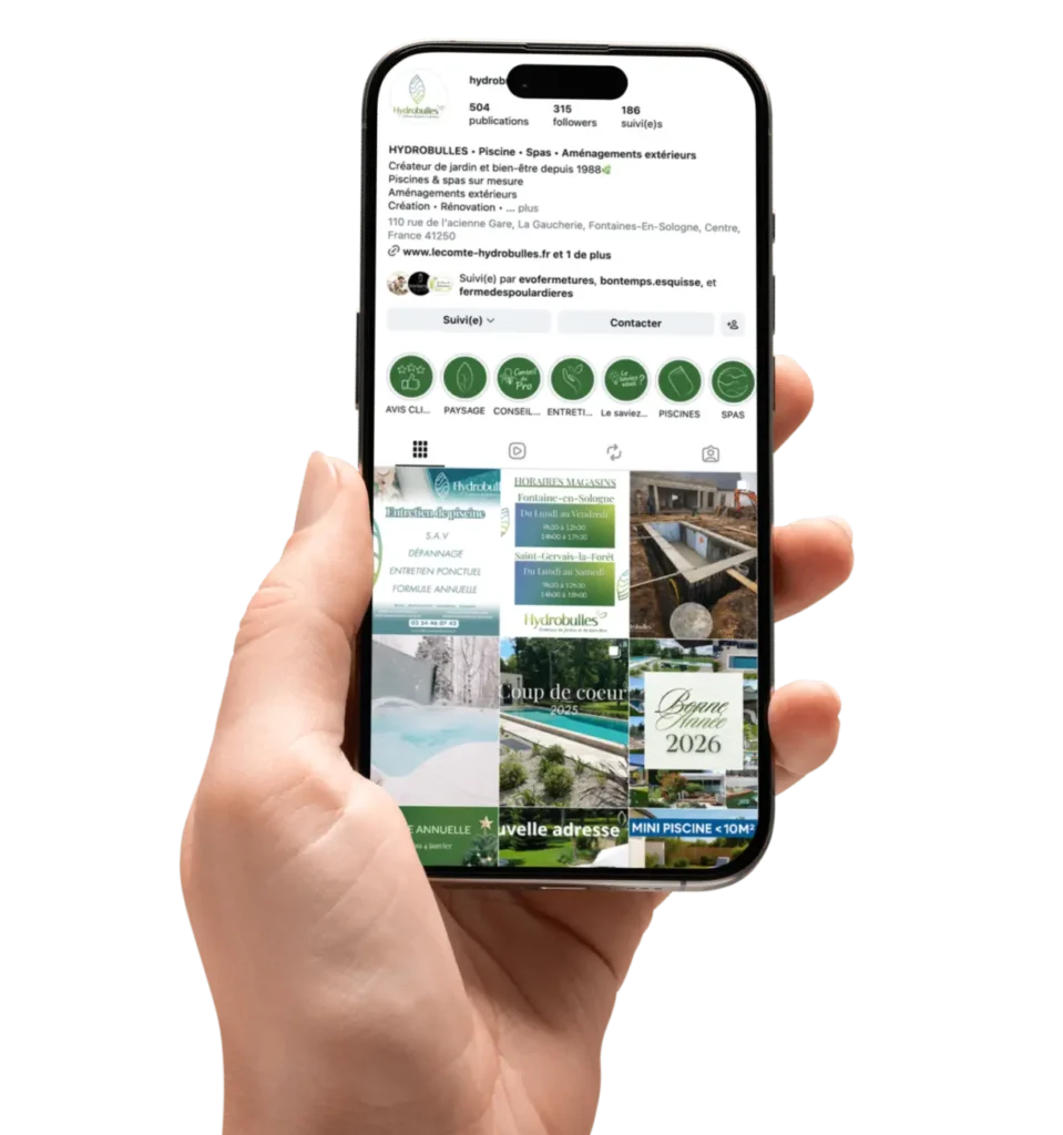 Main tenant smartphone affichant profil Instagram Hydrobulles