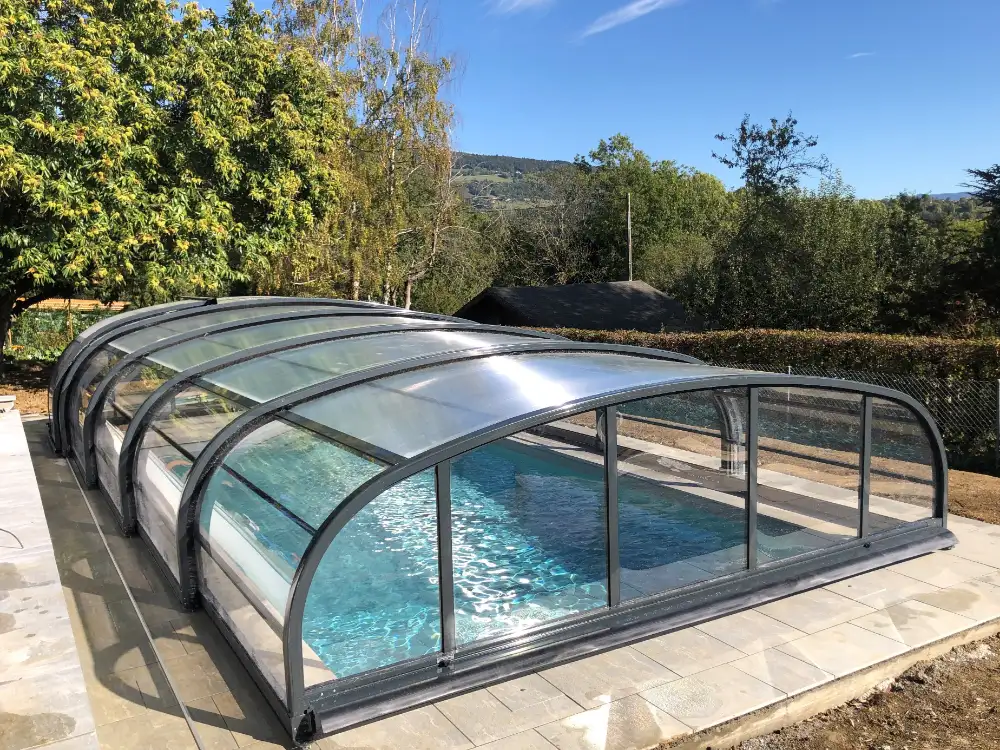 Piscine extérieure avec abri télescopique transparent