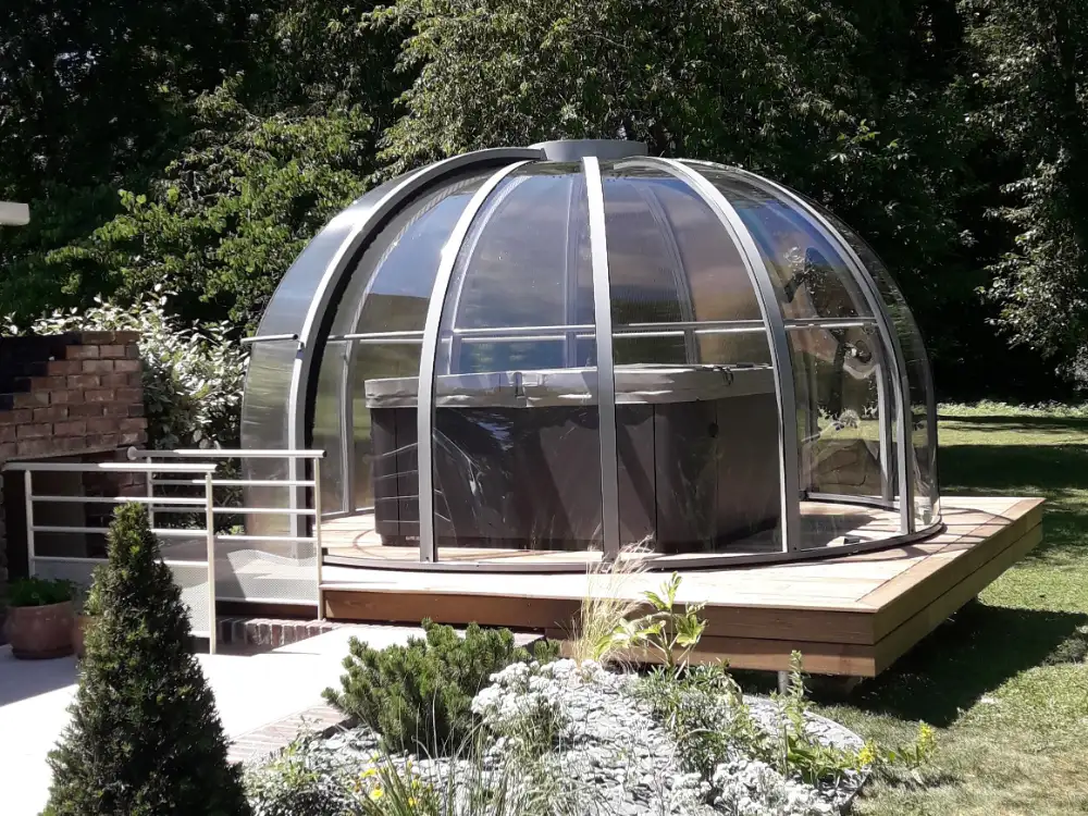Dôme transparent protégeant un jacuzzi extérieur