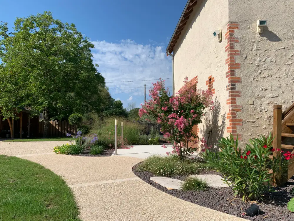 Maison avec jardin fleuri et allée courbe