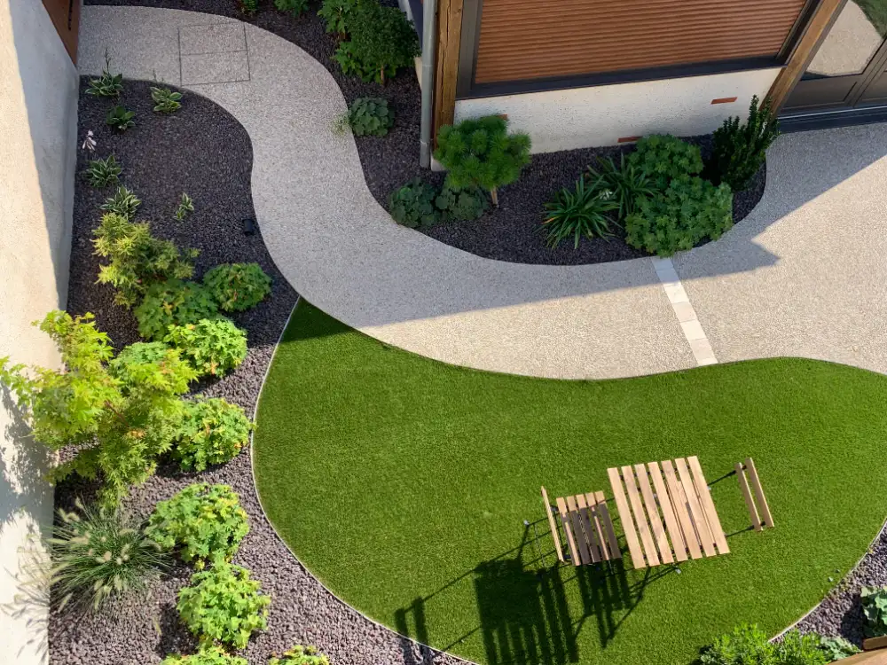 Jardin moderne avec allées courbes et pelouse verte