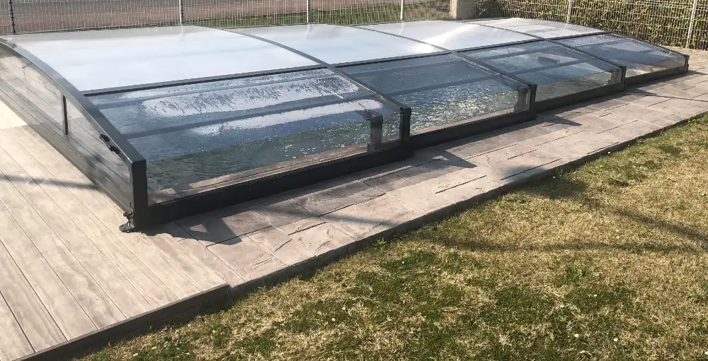 Abri bas télescopique couvrant une piscine extérieure