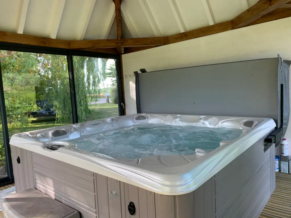 Jacuzzi intérieur avec vue sur jardin et lac