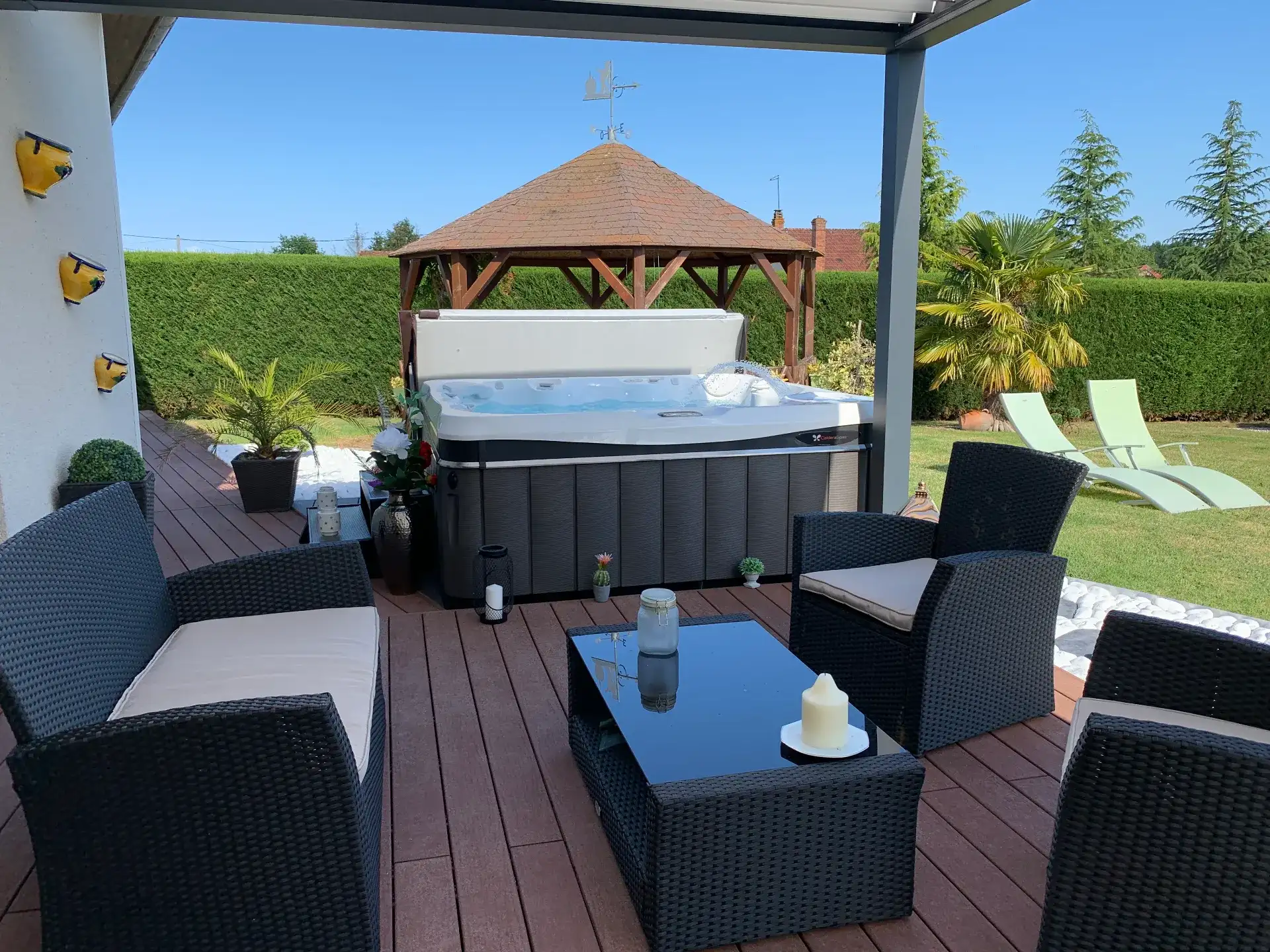 Terrasse avec jacuzzi et salon de jardin
