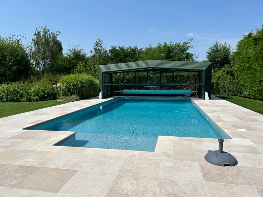 Piscine moderne avec abri vitré et jardin paysager