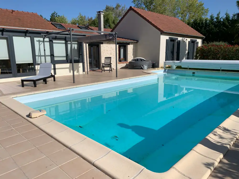 Maison moderne avec piscine et terrasse ensoleillée
