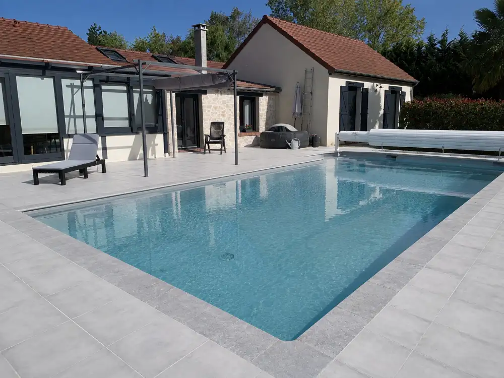 Maison moderne avec piscine et terrasse ensoleillée