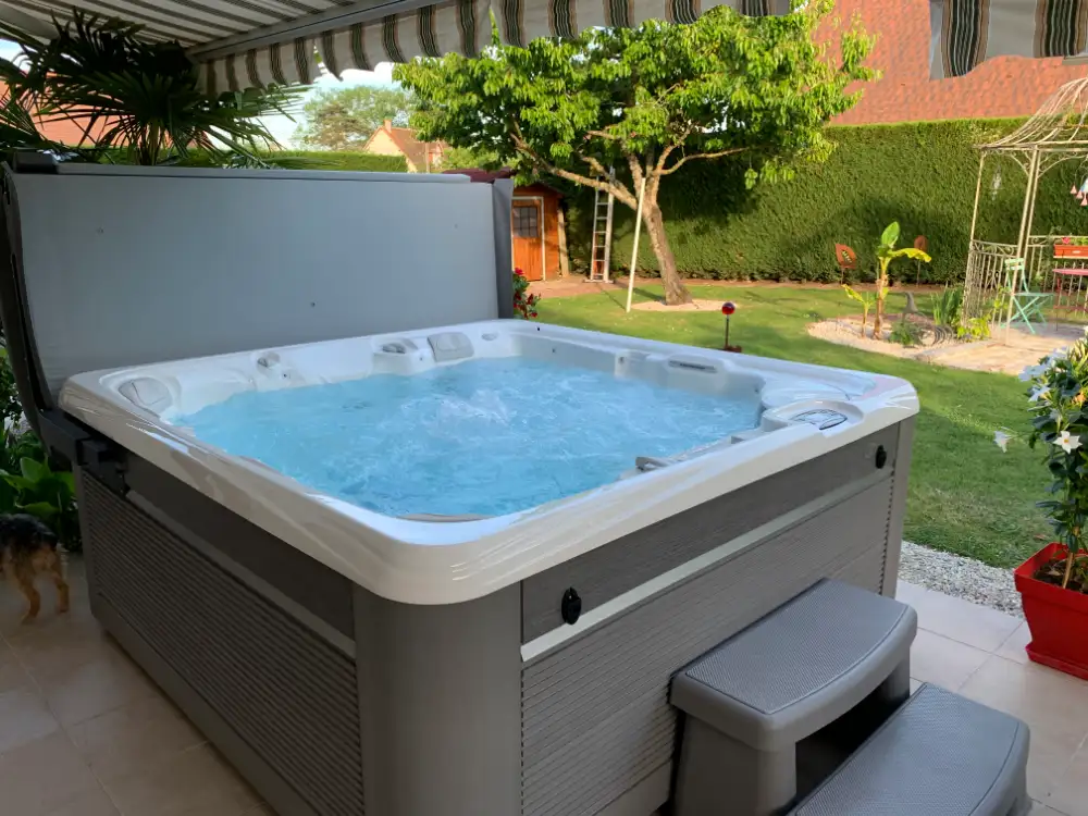 Jacuzzi extérieur sur terrasse avec jardin verdoyant