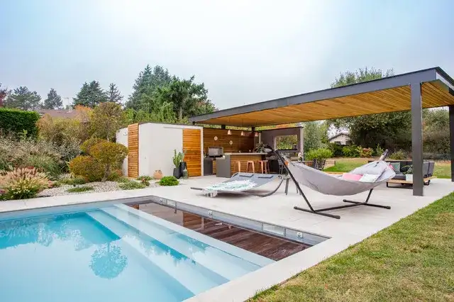 Piscine moderne avec pergola et cuisine extérieure