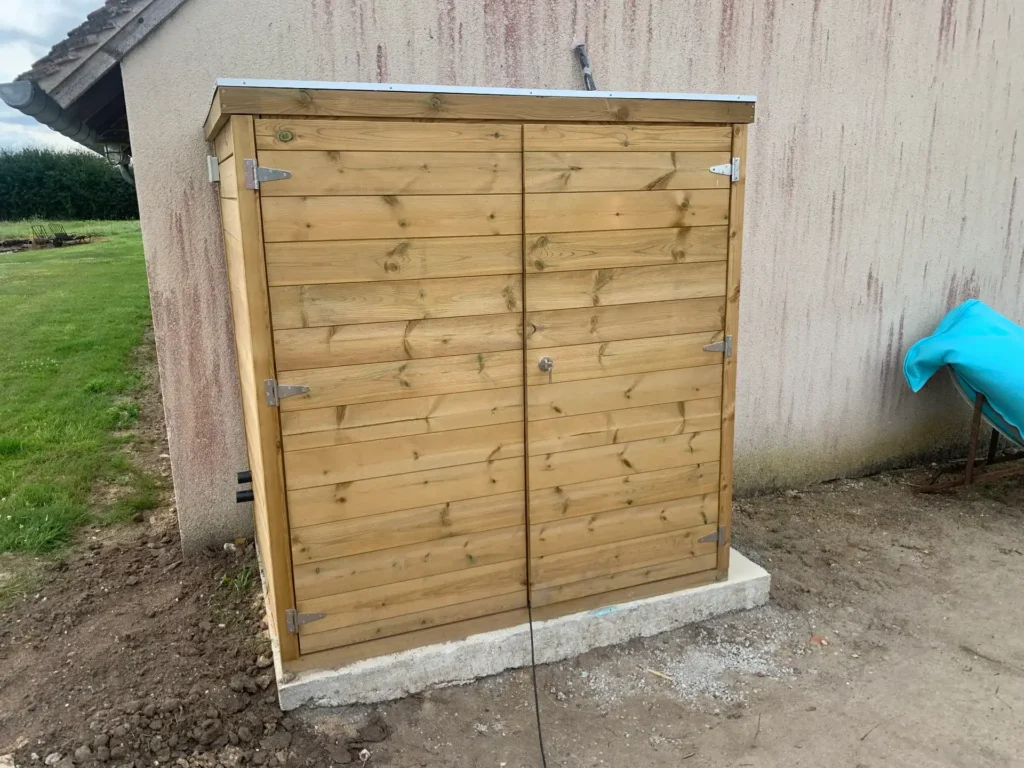 Abri de jardin en bois adossé à une maison