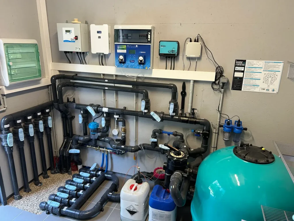 Local technique piscine avec système de filtration