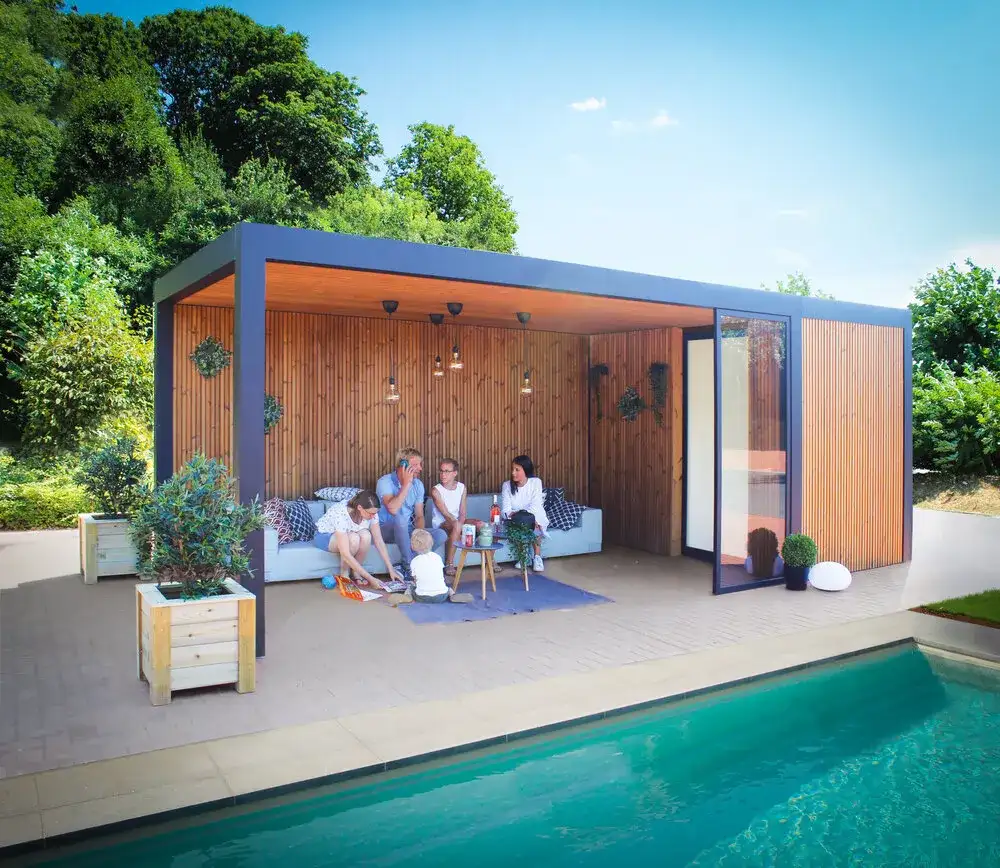 Pool house moderne en bois près piscine