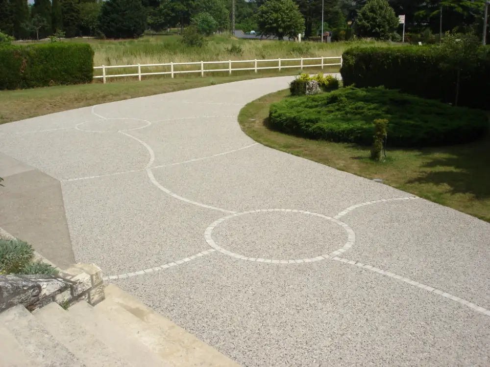 Allée courbe avec motifs circulaires décoratifs
