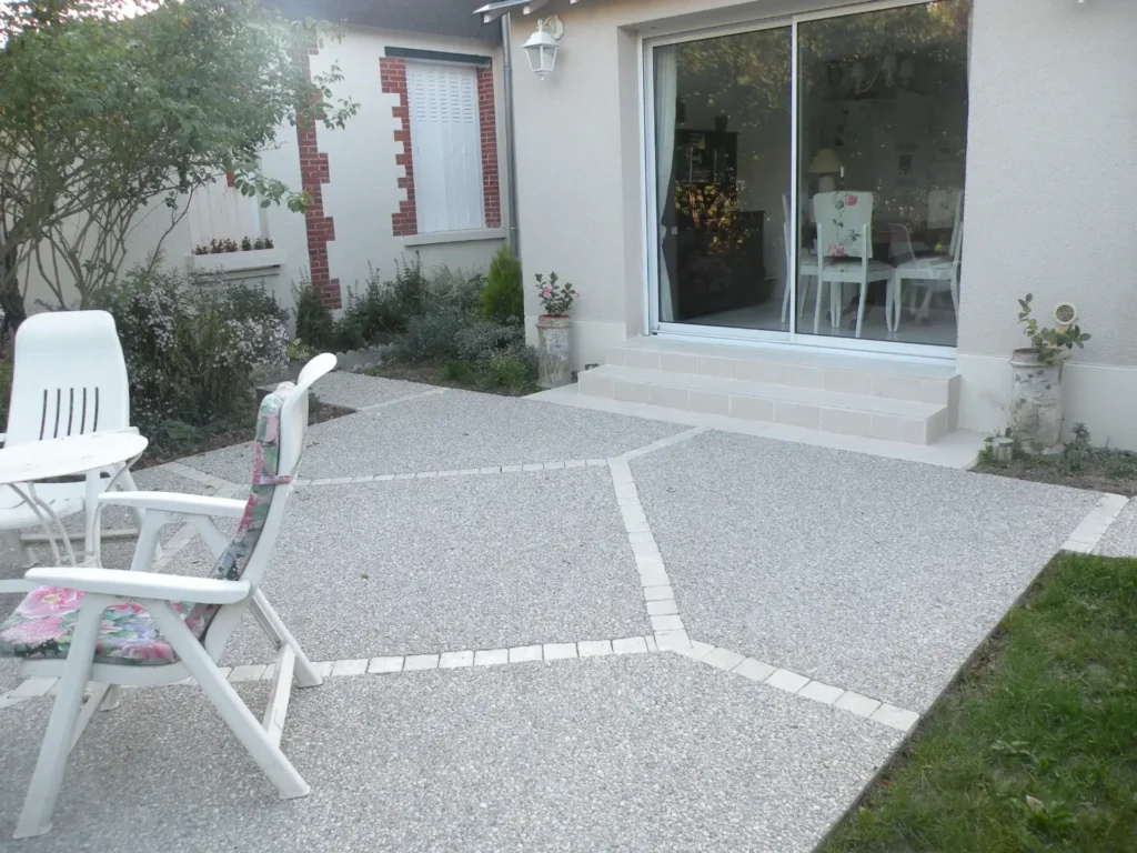 Terrasse de maison avec salon de jardin