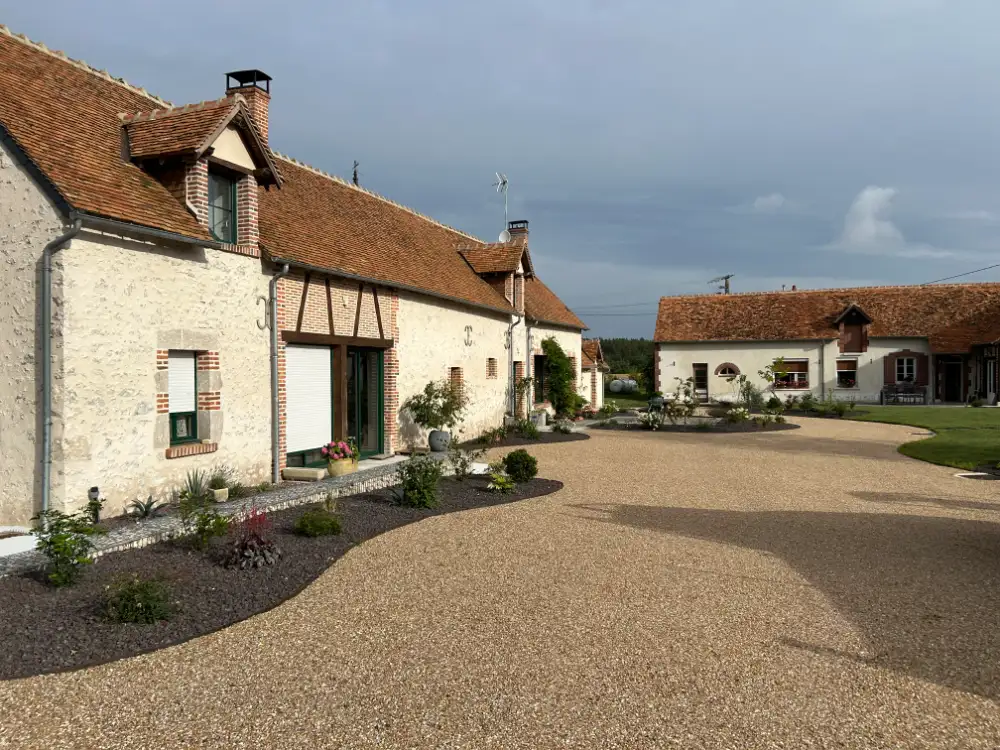 Maisons rurales rénovées autour d’une cour gravillonnée