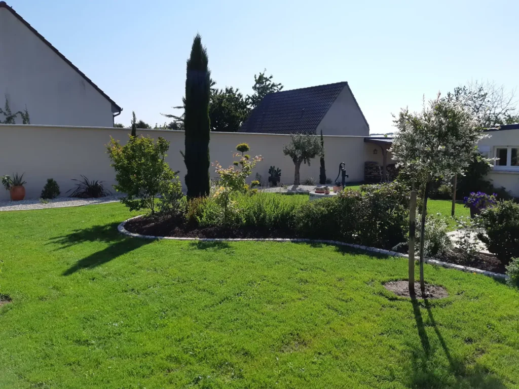 Jardin paysager avec pelouse et massifs arborés