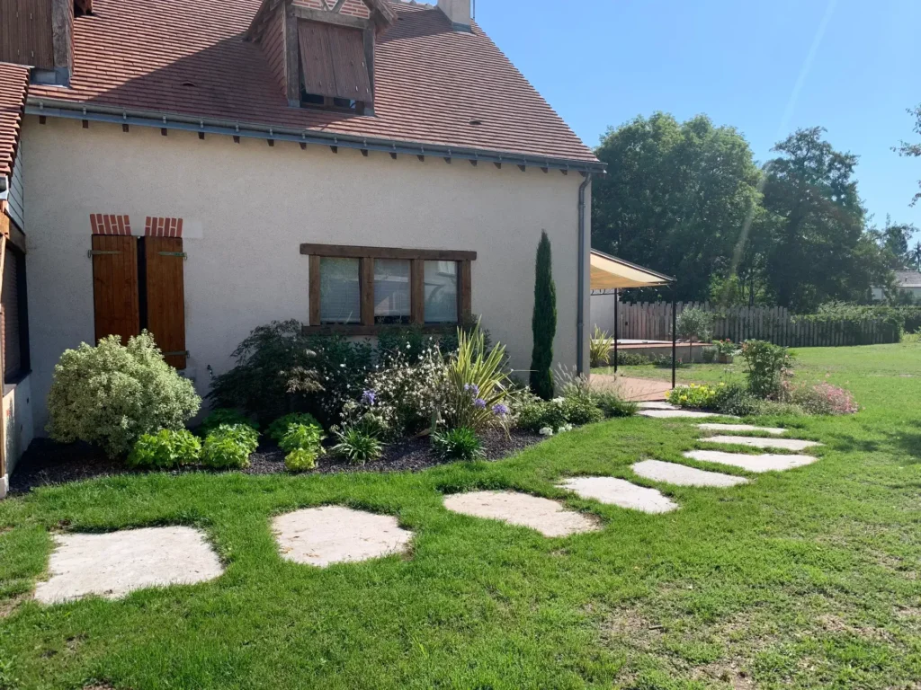 Maison avec jardin paysager et pelouse ensoleillée