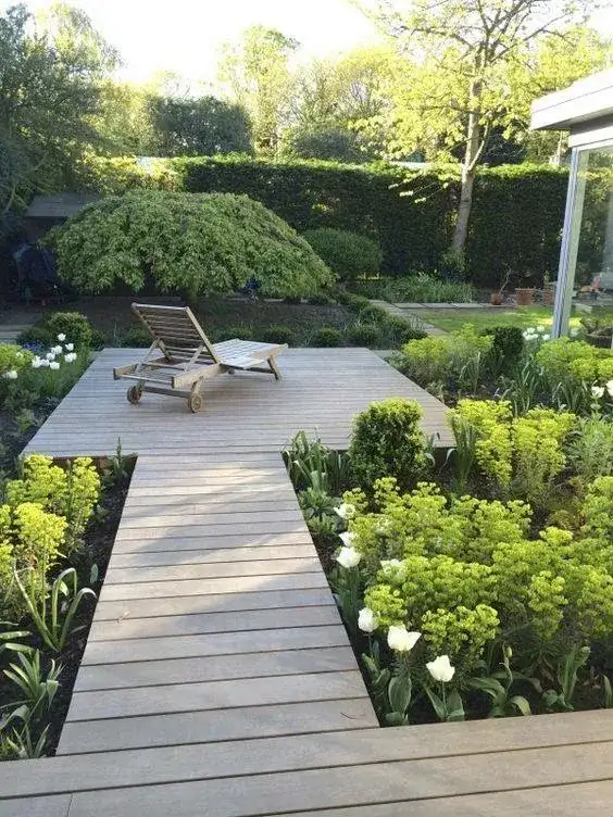 Terrasse en bois avec chaise longue au jardin