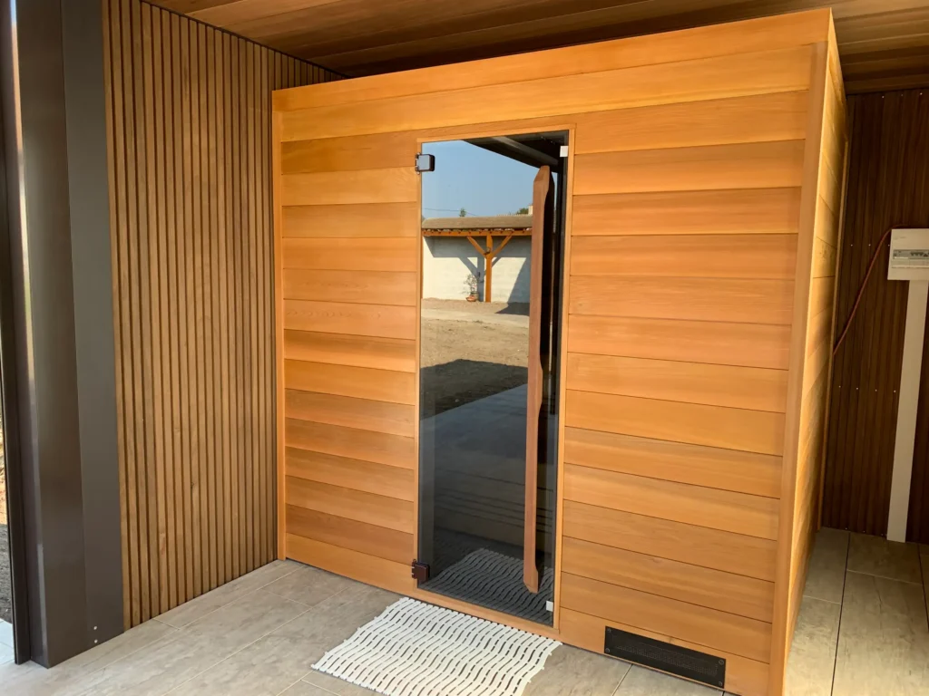 Sauna extérieur en bois avec porte vitrée