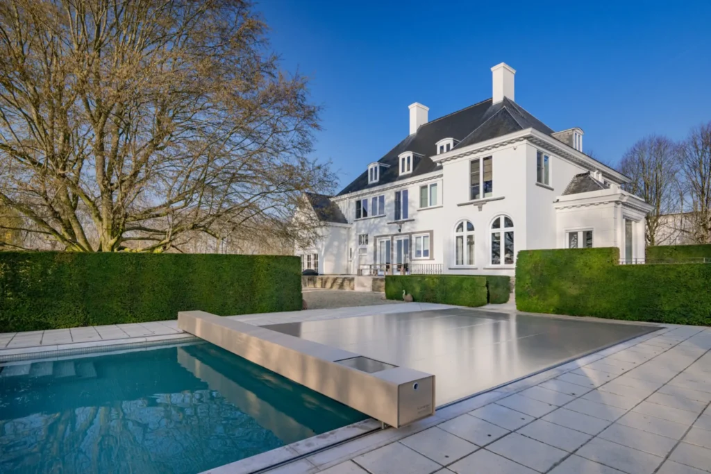 Grande villa blanche avec piscine moderne