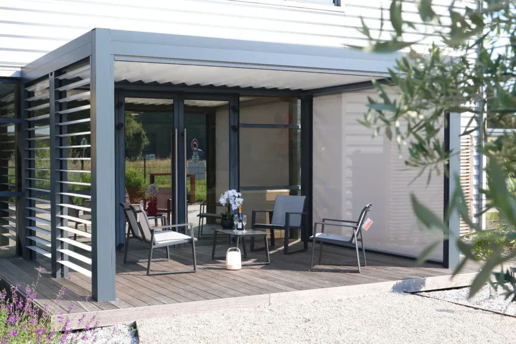Pergola moderne avec salon de jardin sur terrasse
