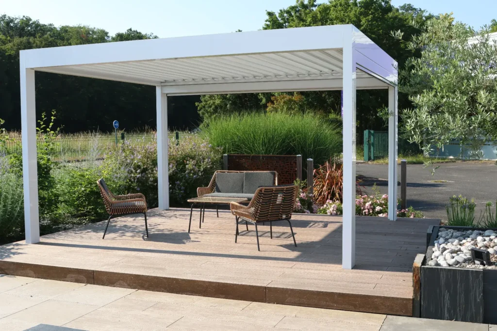 Pergola moderne blanche avec salon de jardin