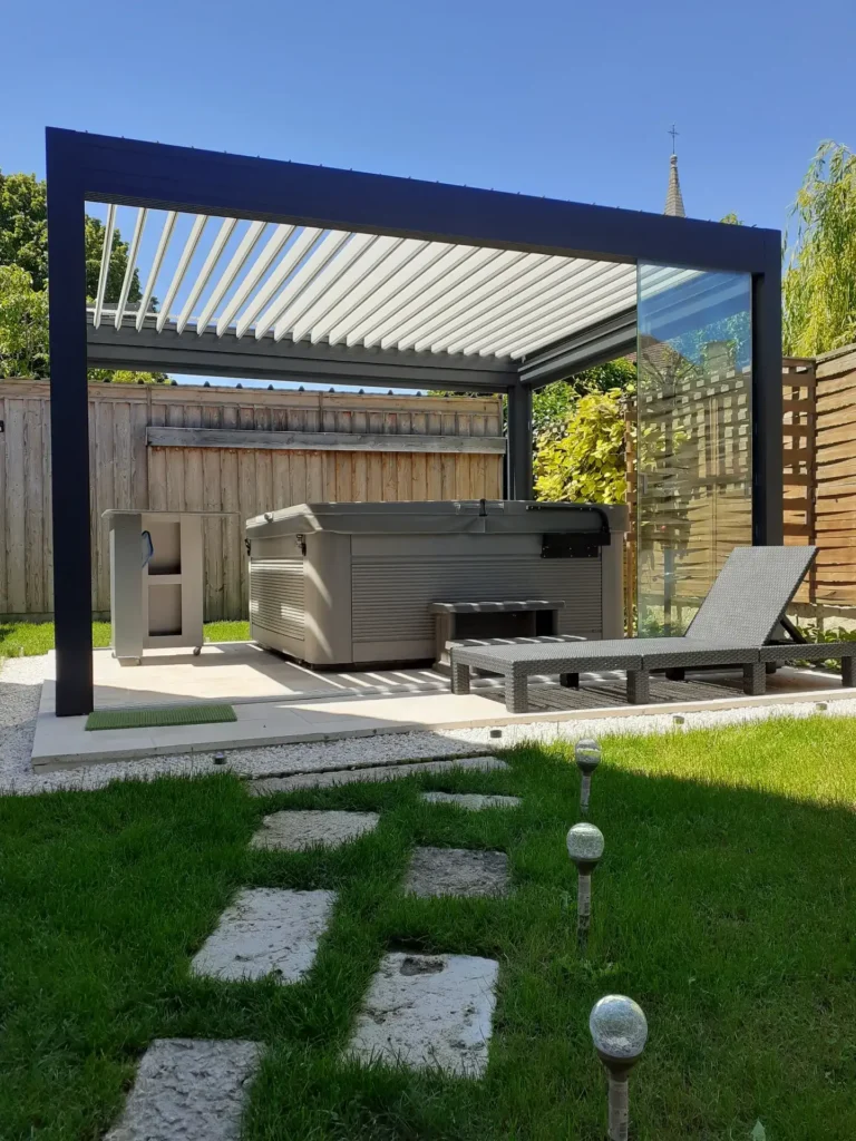 Pergola moderne avec spa dans jardin paysagé