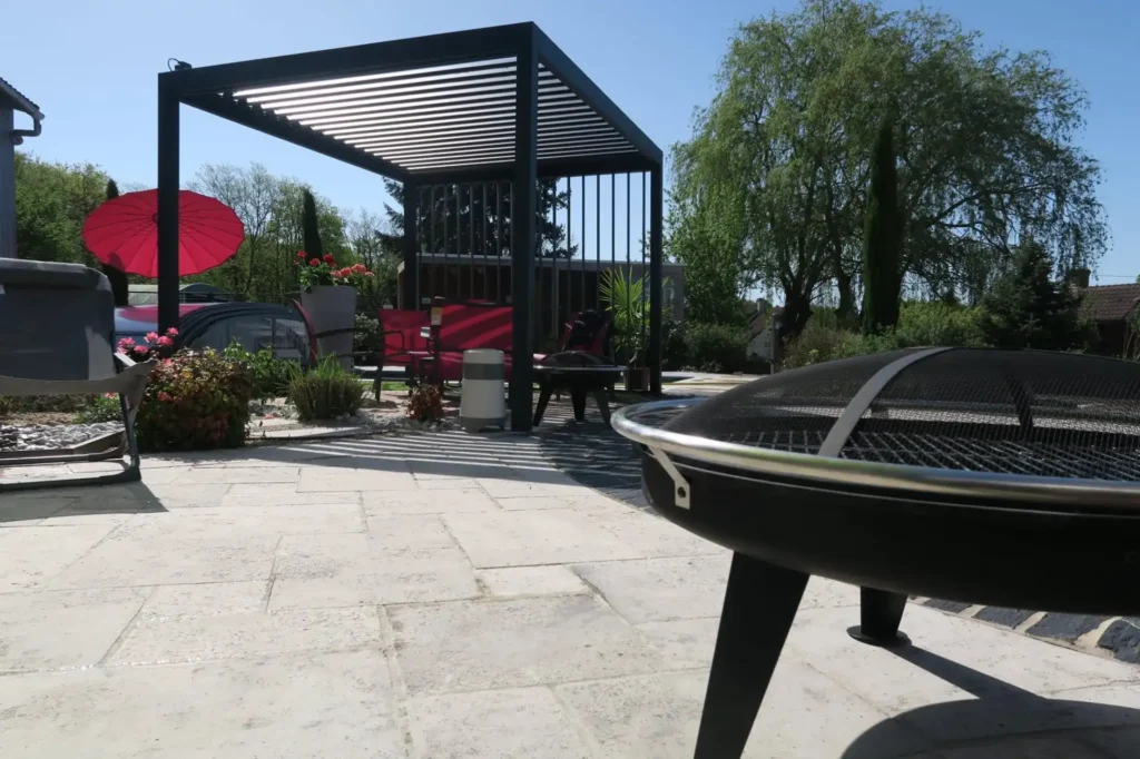 Terrasse moderne avec pergola noire et brasero