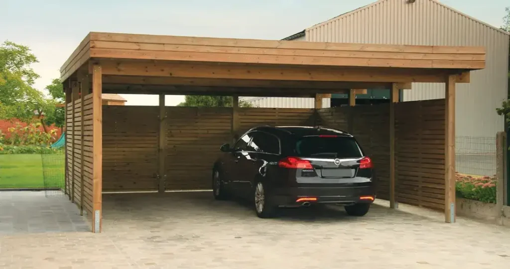 Voiture noire sous carport en bois moderne
