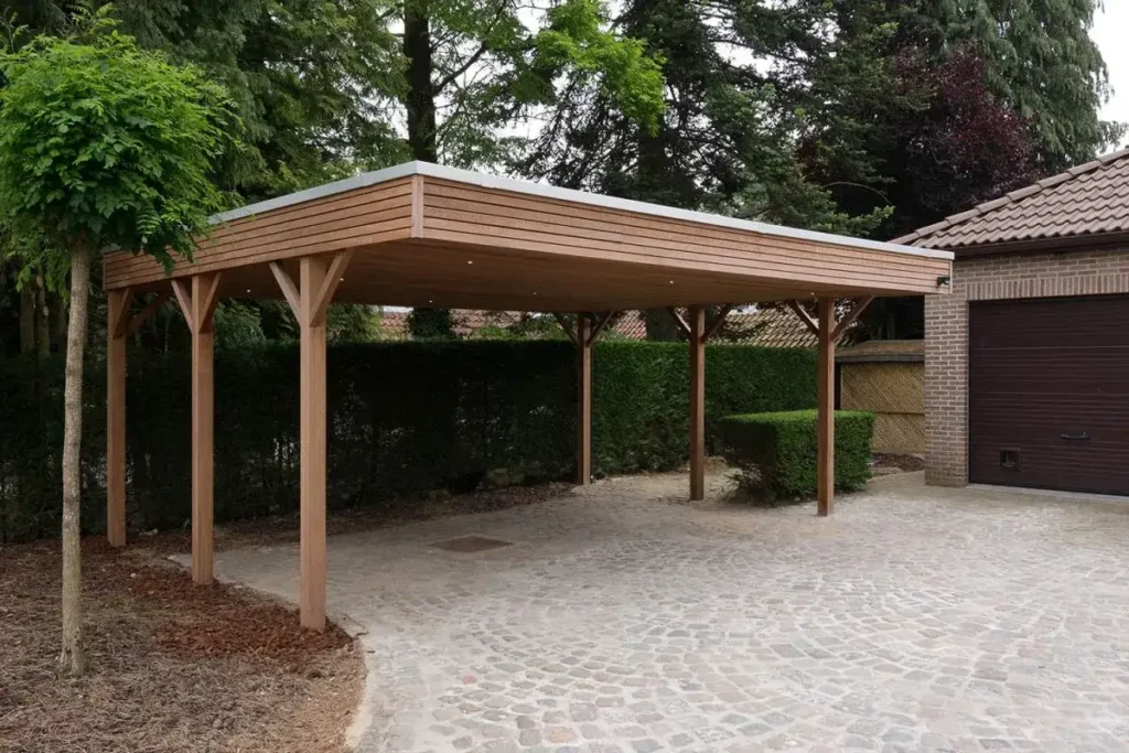 Carport en bois moderne sur allée pavée