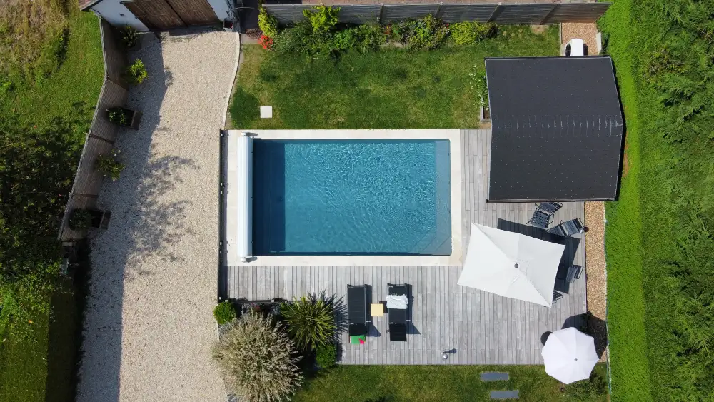 Vue aérienne d’une piscine moderne avec terrasse