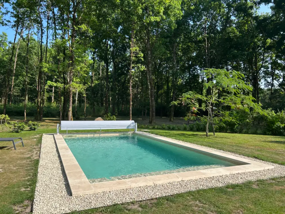 Piscine rectangulaire moderne dans jardin arboré