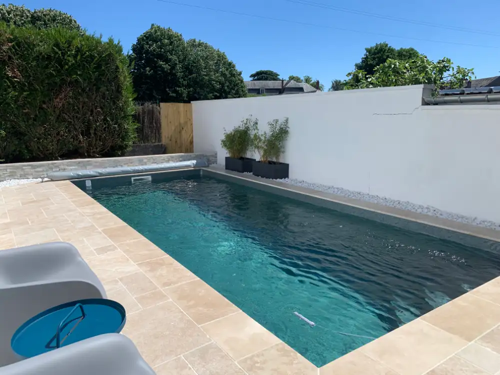 Piscine moderne rectangulaire avec terrasse en pierre