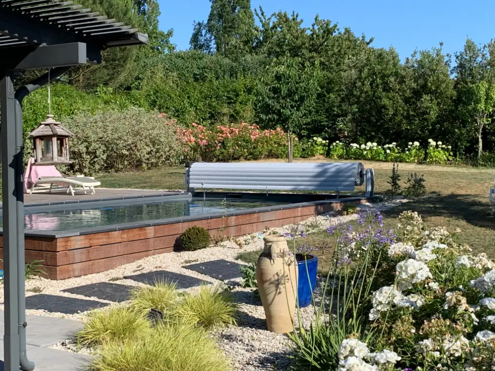 Jardin paysager avec piscine moderne et fleurs
