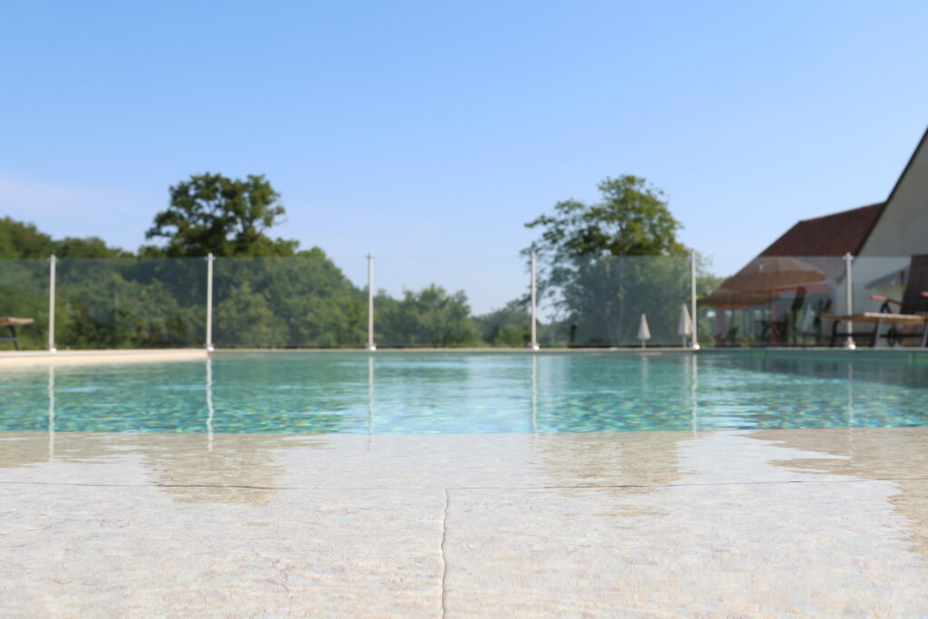 Piscine extérieure moderne avec vue sur jardin