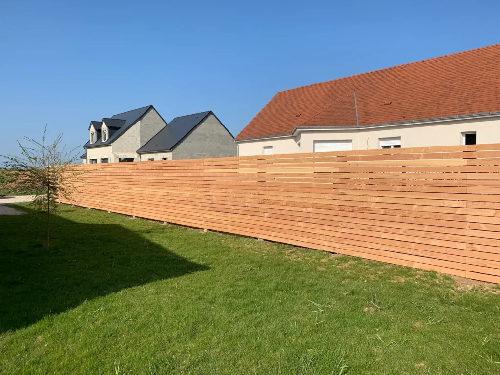 Clôture en bois moderne devant maisons neuves