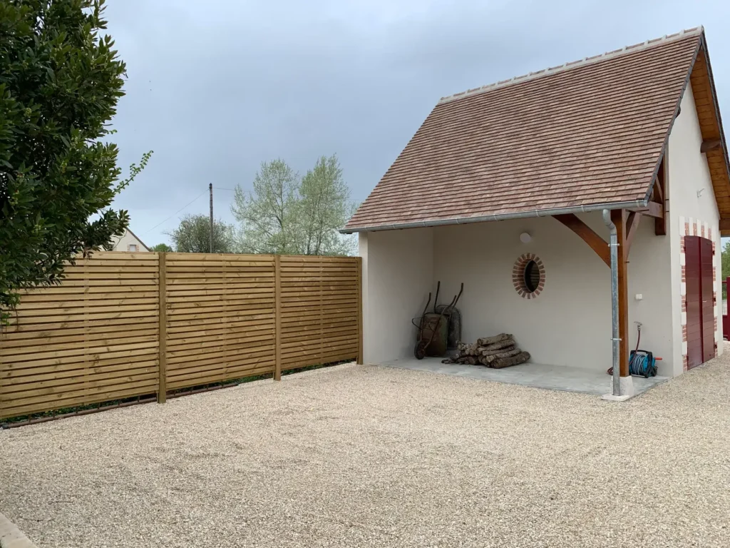 Abri de jardin avec clôture en bois