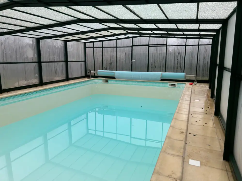 Piscine intérieure couverte avec parois vitrées