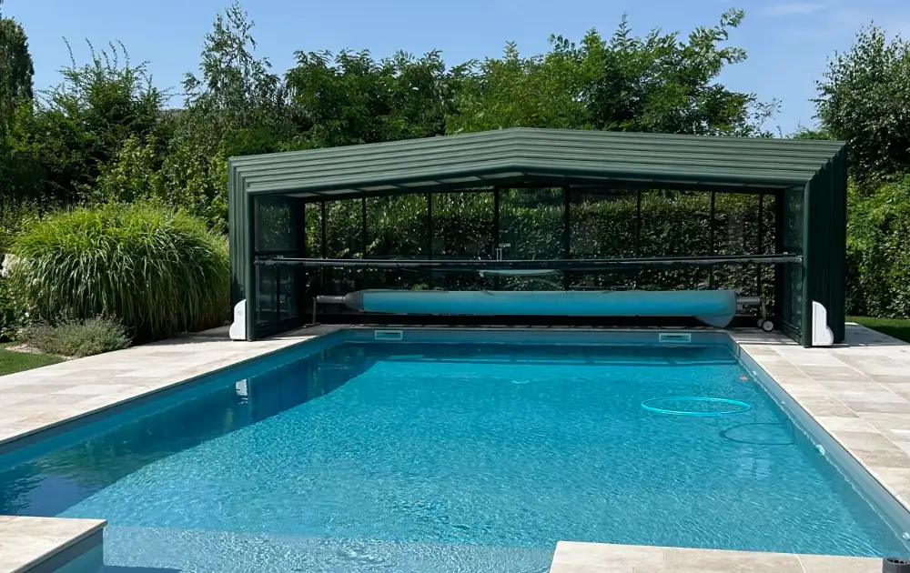 Piscine extérieure avec abri télescopique moderne vitré