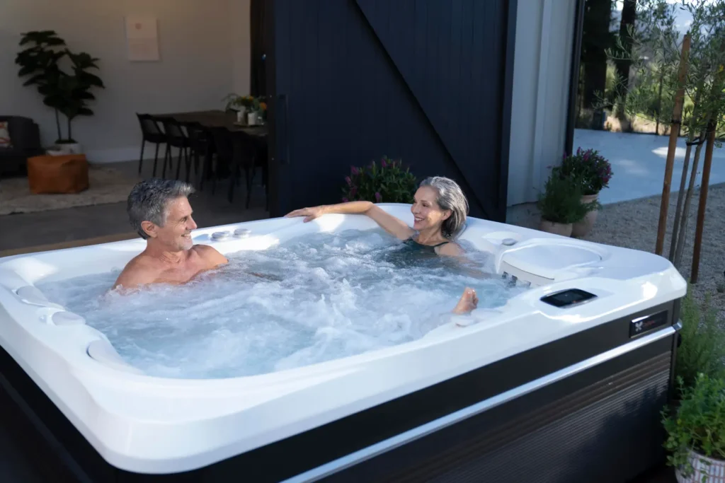 Couple se relaxant dans un spa extérieur