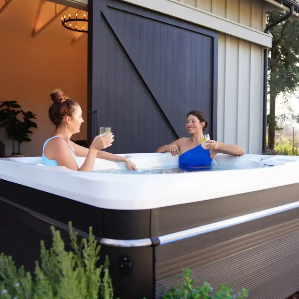 Deux femmes dans un jacuzzi extérieur