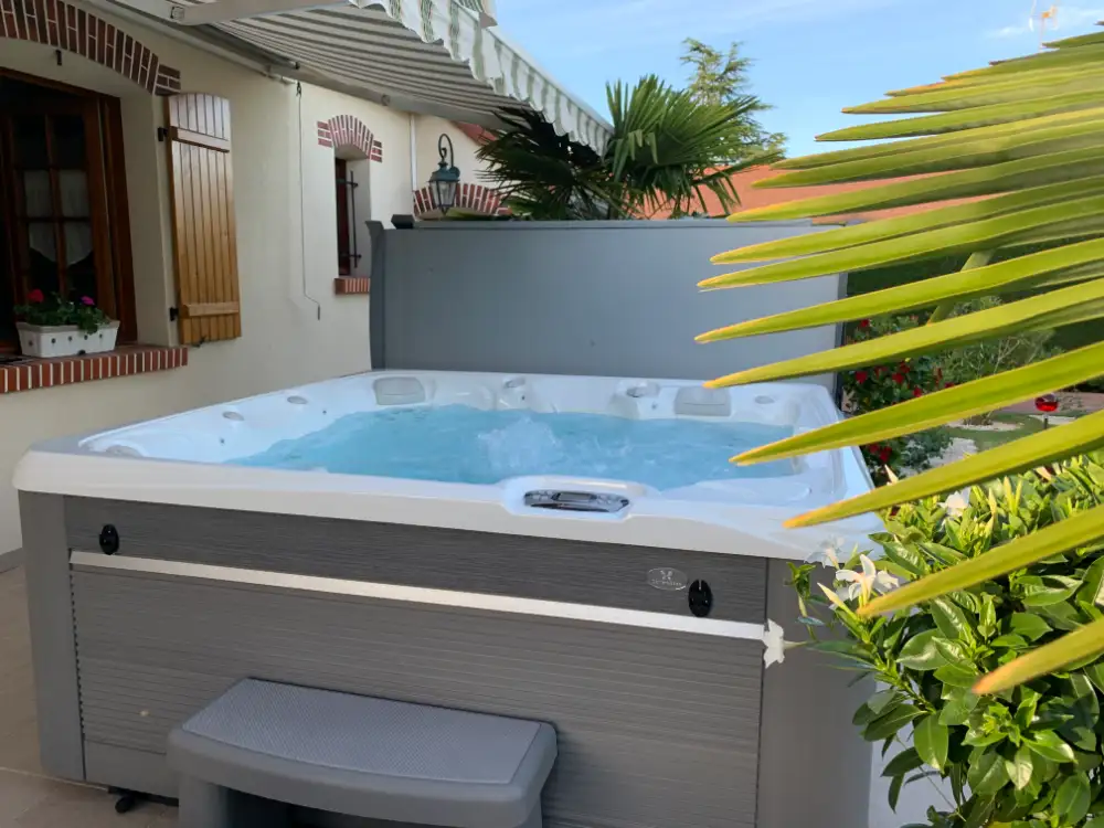 Spa extérieur sur terrasse avec plantes tropicales