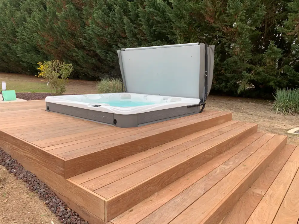 Jacuzzi extérieur sur terrasse en bois moderne