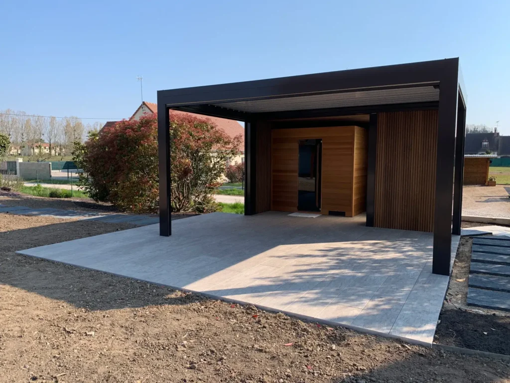 Pergola moderne en bois et métal dans jardin