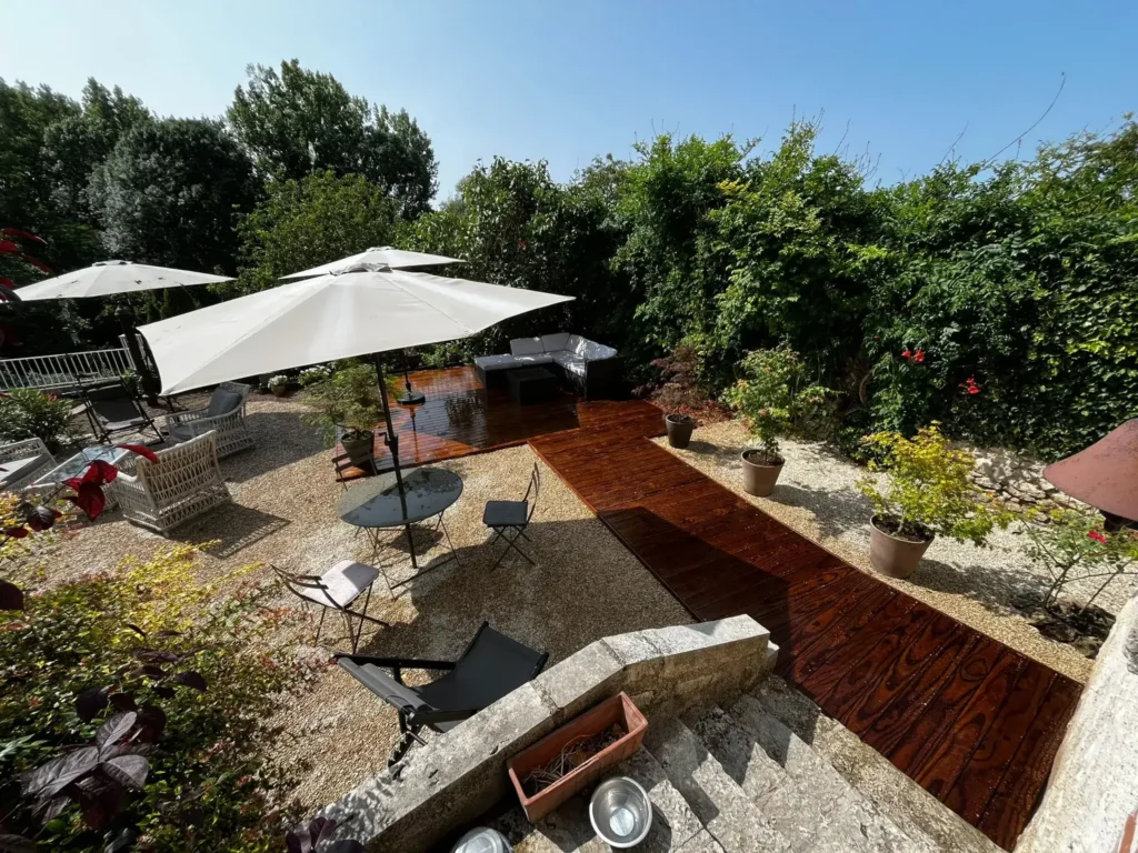 Terrasse de jardin avec pergolas et mobilier extérieur