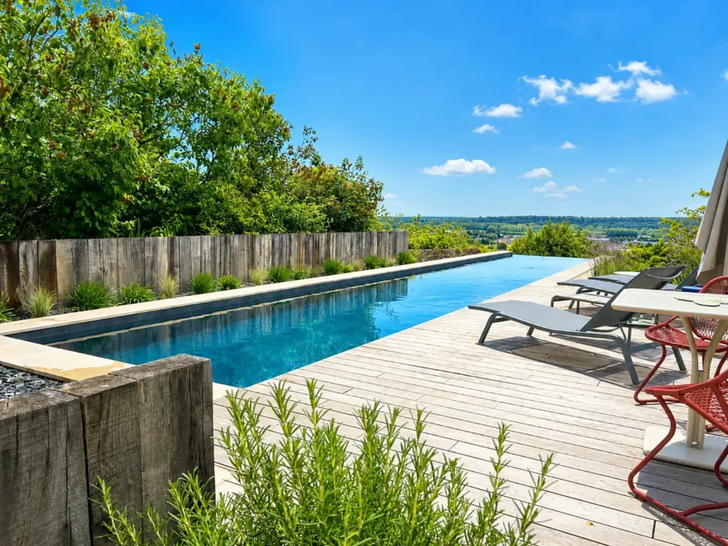 Piscine à débordement moderne avec vue panoramique