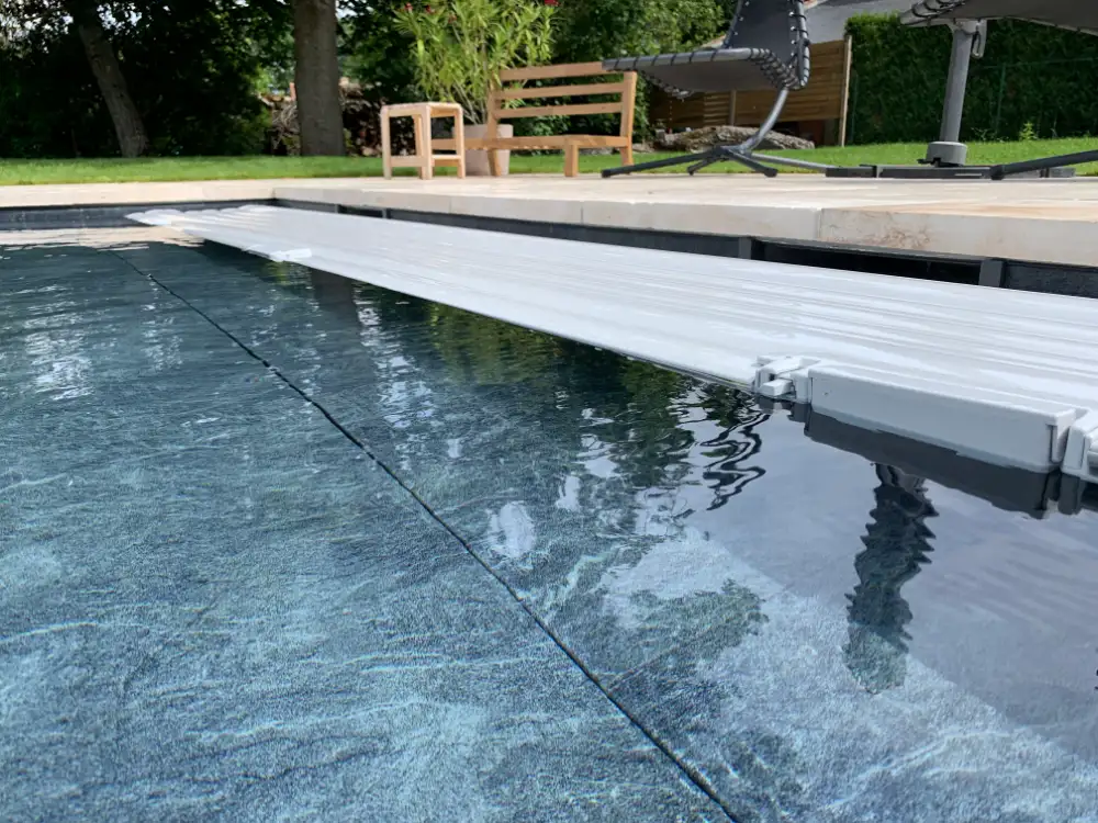 Couverture automatique de piscine immergée en fonctionnement