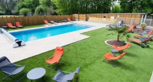 Piscine moderne avec transats sur pelouse artificielle